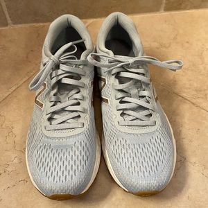 New Balance Sneakers size 8.5. Only worn one time.